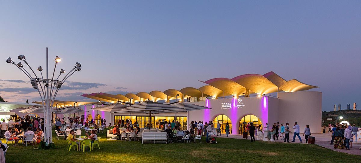 Terraza del Hipódromo de la Zarzuela al atardecer durante las carreras nocturnas